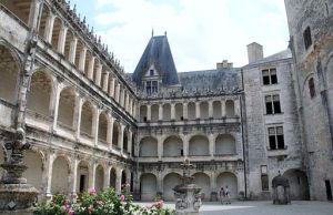La Rochefoulcauld, Inner Court, by Thierry de Villepin [CC-BY-SA-3.0 (http://creativecommons.org/licenses/by-sa/3.0)]